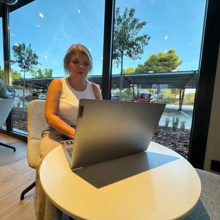 Ka, coach de bienestar online, dirigiendo una sesión de coaching en línea en un ambiente tranquilo y profesional