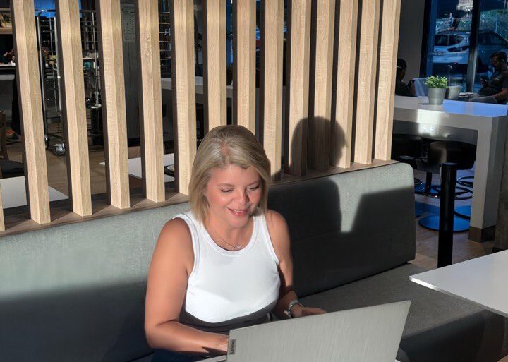 Ka Wellness Coach en una sesión de coaching uno a uno en un espacio de trabajo en Madrid, creando un ambiente de conexión y transformación personal.