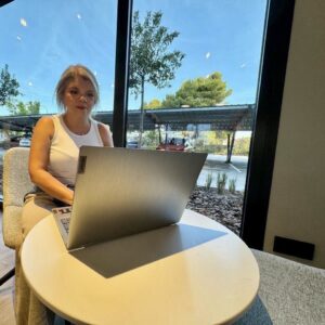 Karolca dirigiendo una sesión de coaching en línea en un ambiente tranquilo y profesional