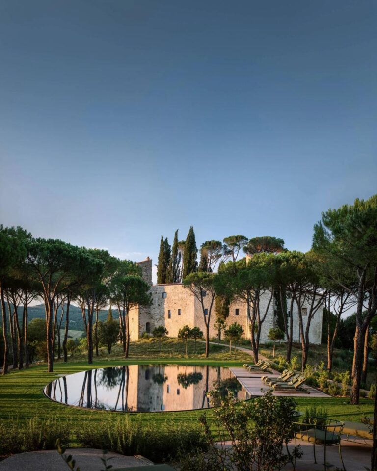 Retiro de bienestar holístico en castillo italiano en la Toscana, frente al lago, con lujo, naturaleza y conexión espiritual