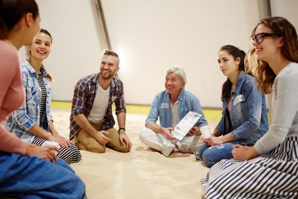 Grupo participando en talleres presenciales y online de bienestar guiados por Ka Wellness Coach en Mendoza